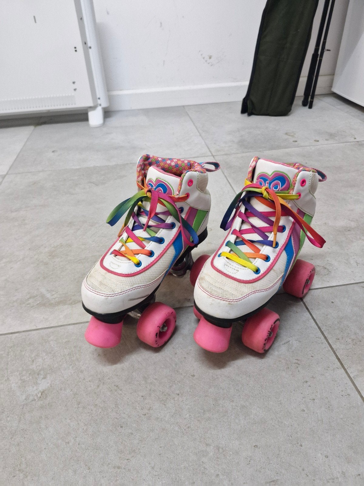 Leuke rolschaatsen met roze wielen en regenboogveters, Sport en Fitness, Schaatsen, Ophalen of Verzenden, Gebruikt, Overige typen