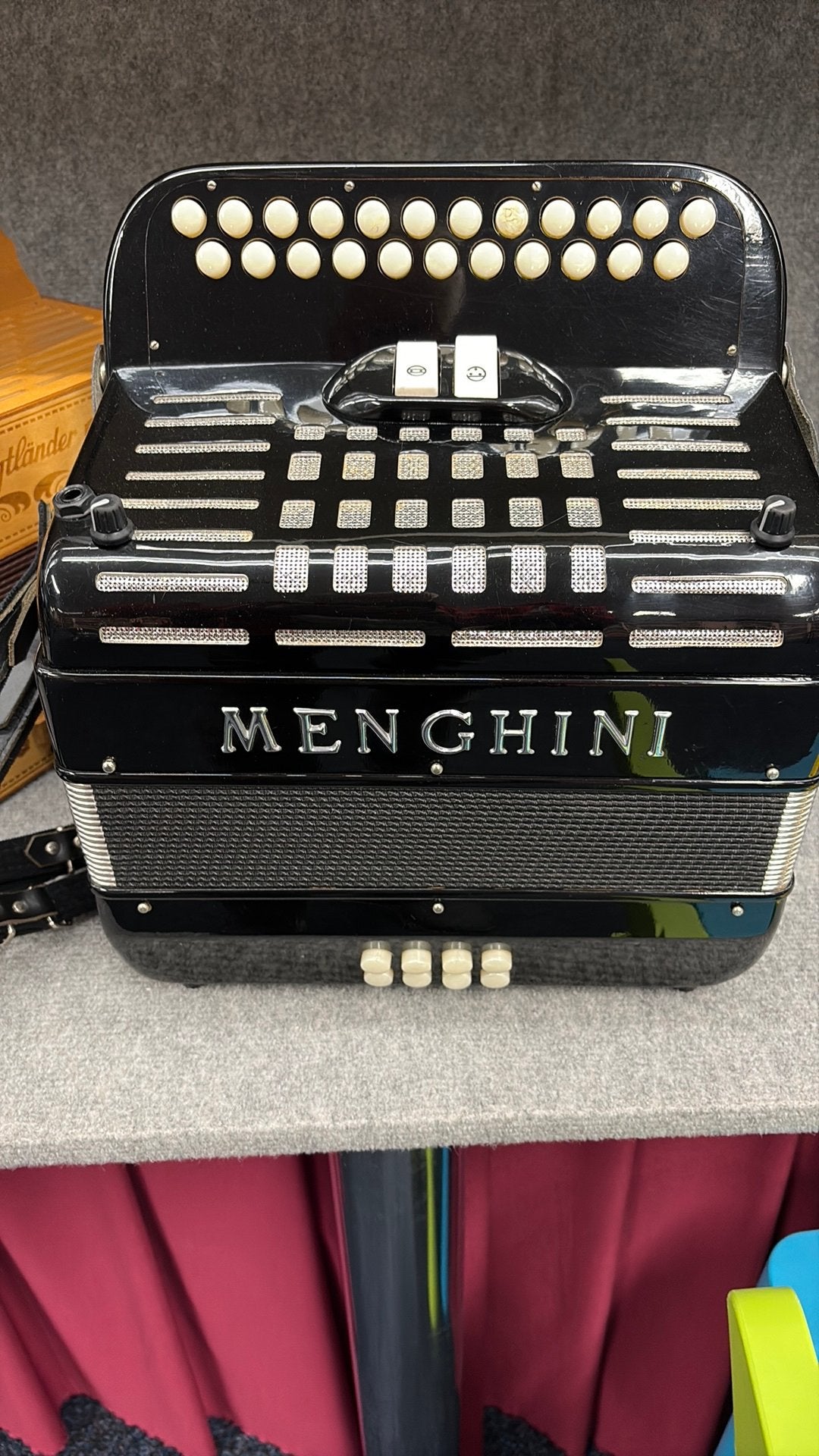 Menghini.  AD incl versterking 450€. Gereserveerd frank, Gebruikt, Overige formaten, Met koffer, Knopaccordeon