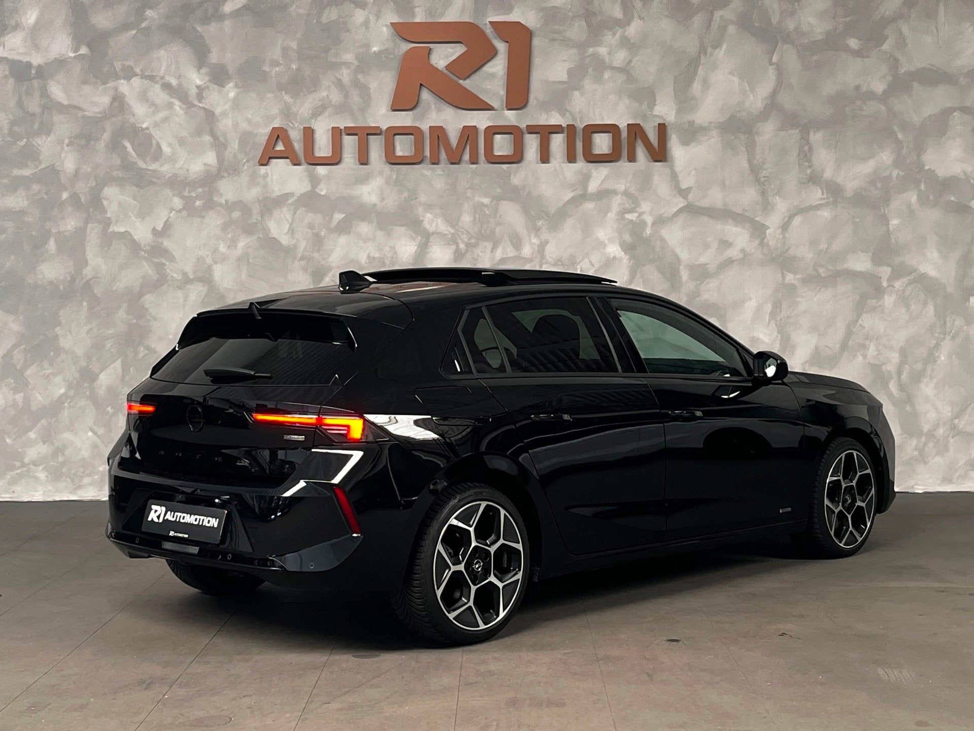 Opel ASTRA 1.6 Hybrid GS Line Ultimate|PANO|KEYLESS|360 CAME, Auto's, Opel, Gebruikt, 4 cilinders, Lichtsensor, Zwart