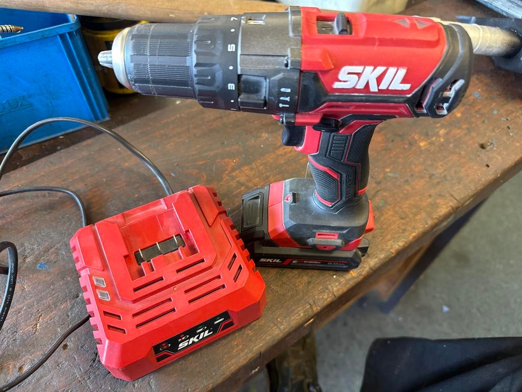 Boormachine met accu en lader - SKIL 20V MAX, Doe-het-zelf en Verbouw, Gereedschap | Boormachines, Boormachine, Gebruikt, Variabele snelheid