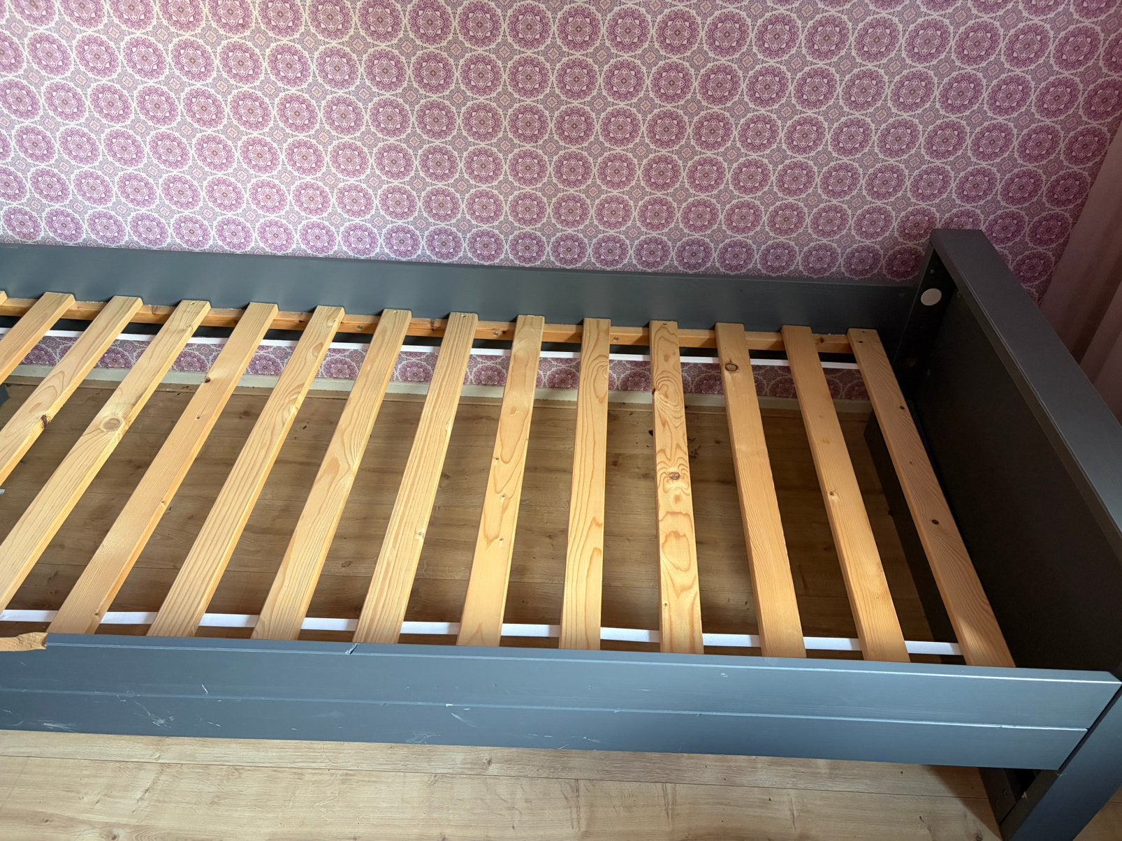 Stoer grijs Bed van Woood, Ophalen, 85 tot 100 cm, Gebruikt, Lattenbodem
