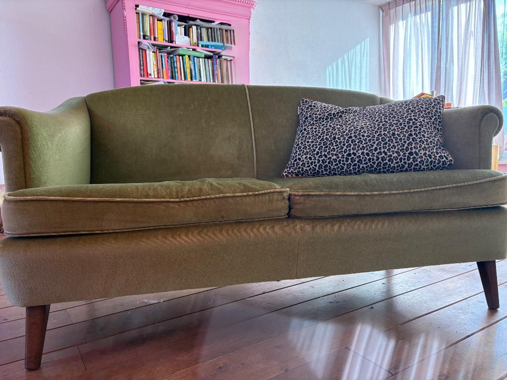 Groene vintage bank houten poten groen 70’s velours, Ophalen, Gebruikt, 150 tot 200 cm, Tweepersoons