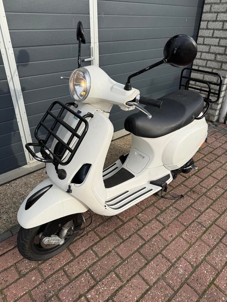 Vespa lx 2011 weinig km, Fietsen en Brommers, Brommeronderdelen | Scooters, Ophalen of Verzenden, Gebruikt