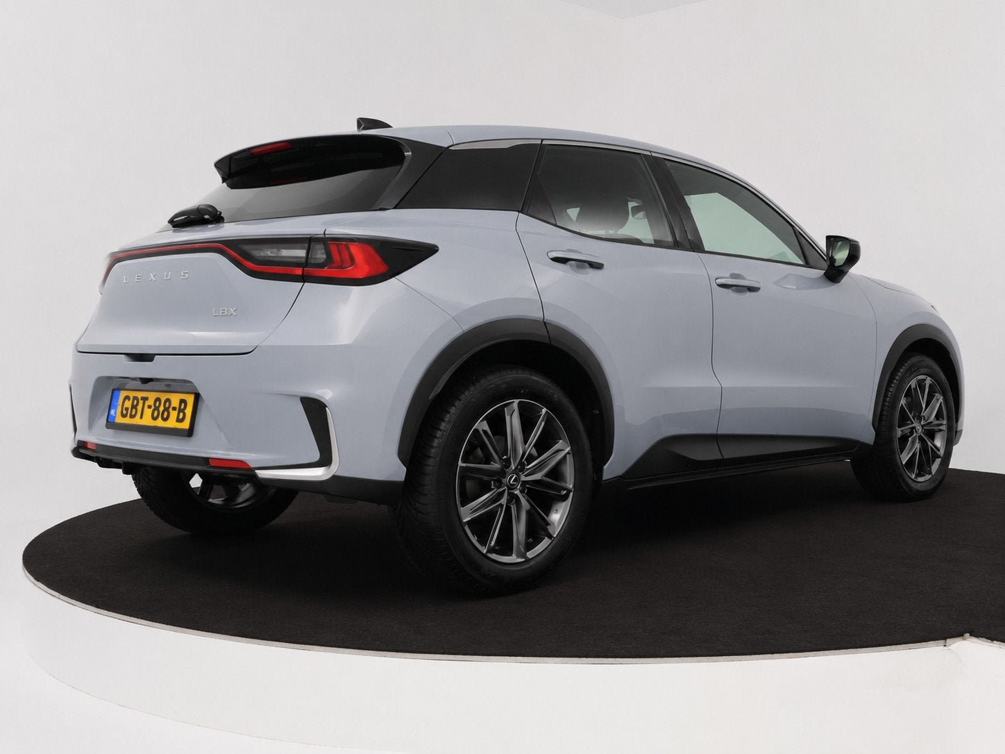 Lexus LBX Elegant 2WD | Stoel- en Stuurverwarming | Parkeers, Auto's, 12 maanden, 136 pk, 650 kg, Hybride Elektrisch/Benzine