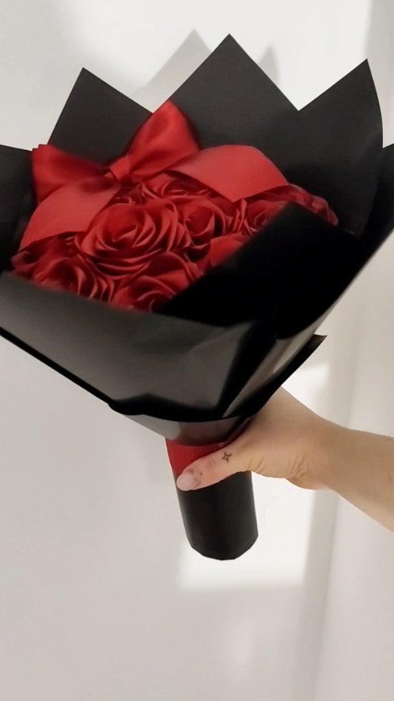 Prachtig Boeket Rode Kunstbloemen - Zijden Rozen, Huis en Inrichting, Binnen, Handgemaakt, Ophalen of Verzenden, Boeket