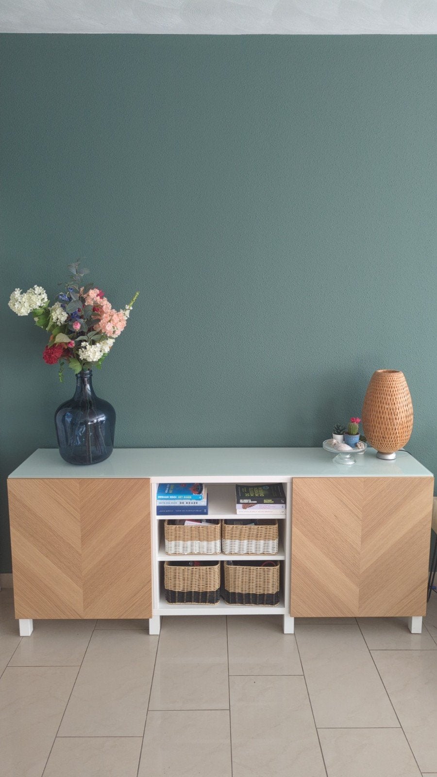 IKEA Besta kast met Hedeviken deuren, glazen blad en mandjes, Huis en Inrichting, Ophalen, 150 tot 200 cm, 25 tot 50 cm, Glas