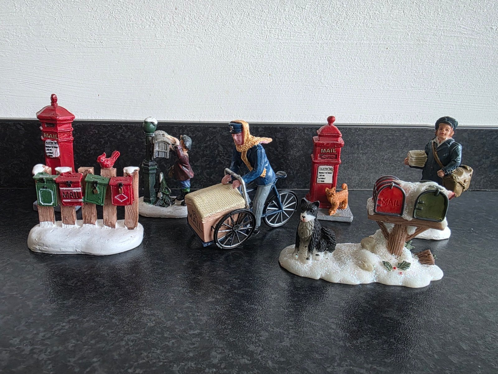 Lemax set van 7 postbode brievenbus kerstdorp figuren, Ophalen, Gebruikt