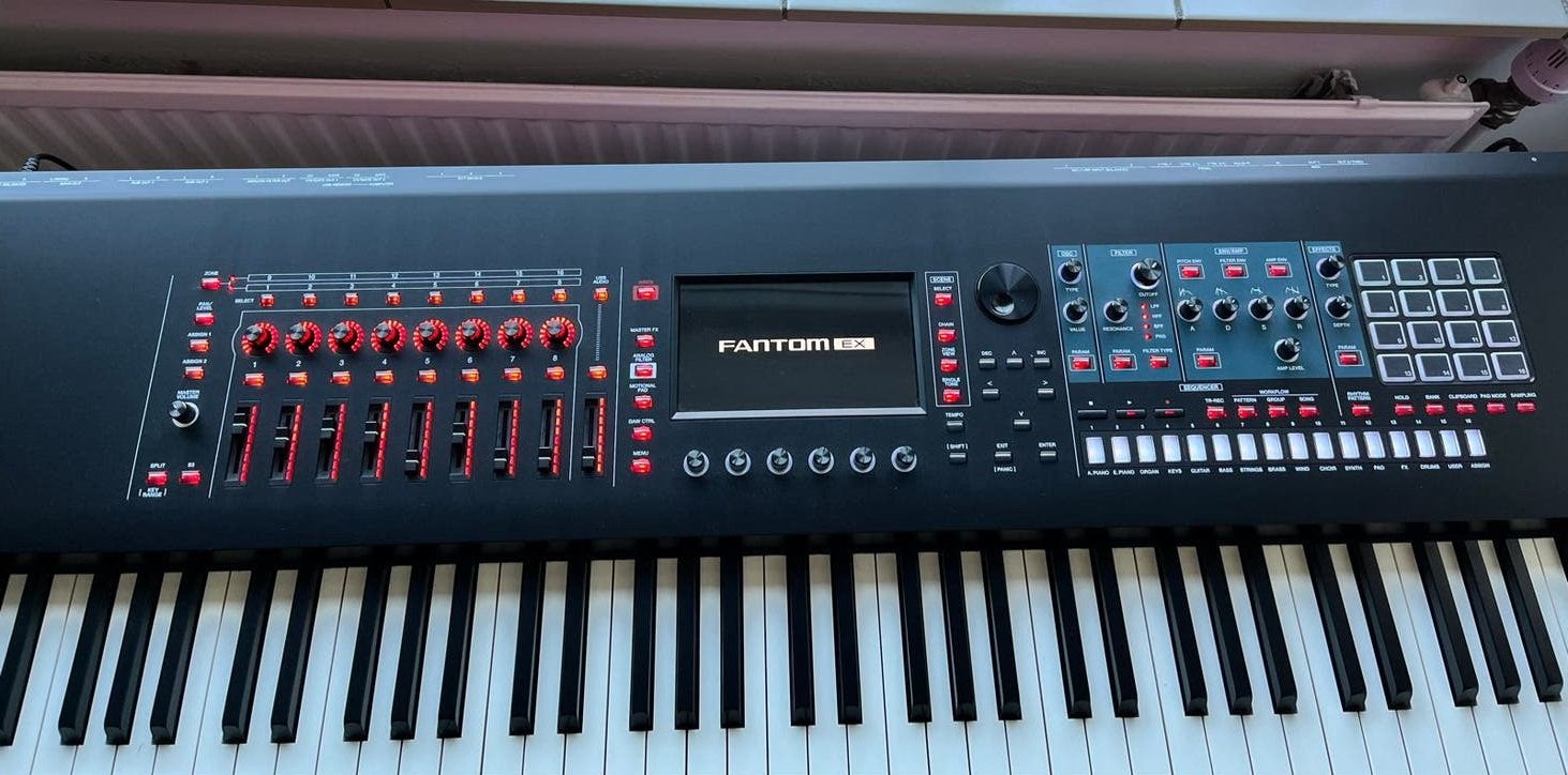 Roland Fantom 8 (EX upgrade) met standaard, pedaal & kruk, Ophalen, 88 toetsen, Roland, Zo goed als nieuw