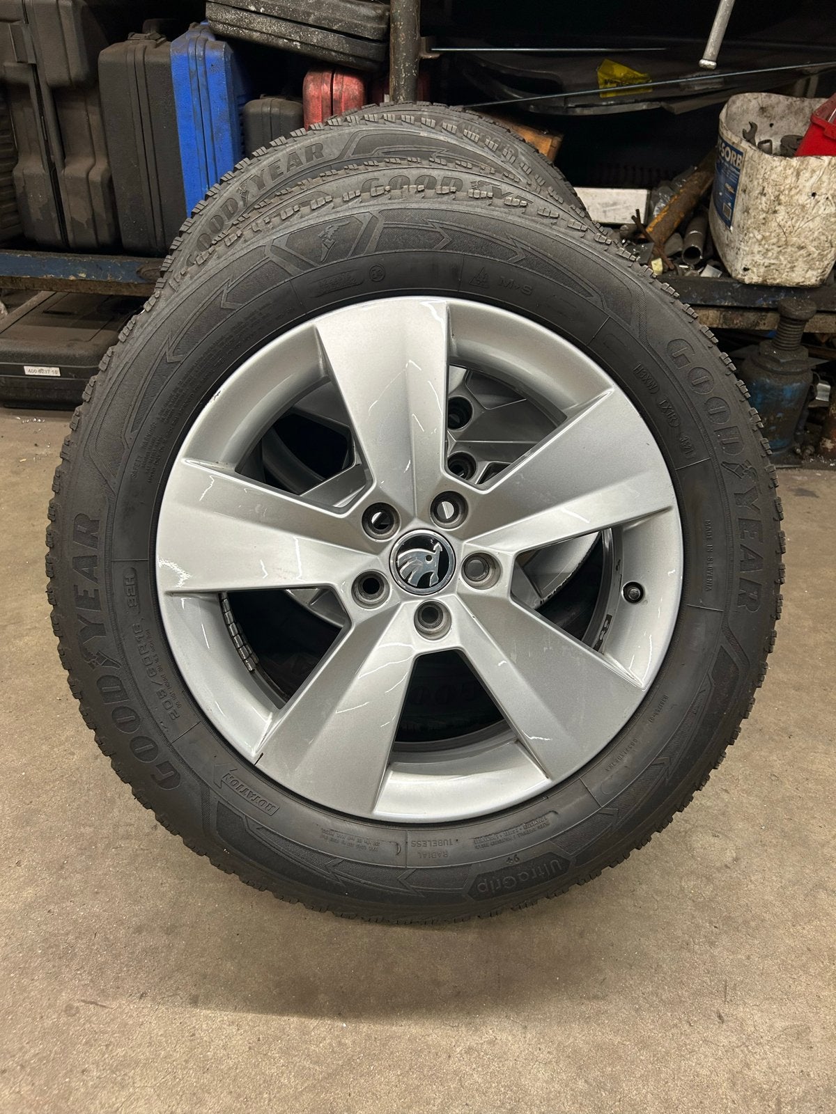 Orginele Skoda velgen met banden 16 inch 5x100 ET38, Auto-onderdelen, Gebruikt, 16 inch, Banden en Velgen, 205 mm