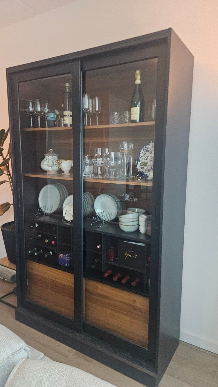 WOOOD Vitrinekast James met schuifdeuren en wijnrek, Huis en Inrichting, 100 tot 150 cm, Overige houtsoorten, Ophalen of Verzenden