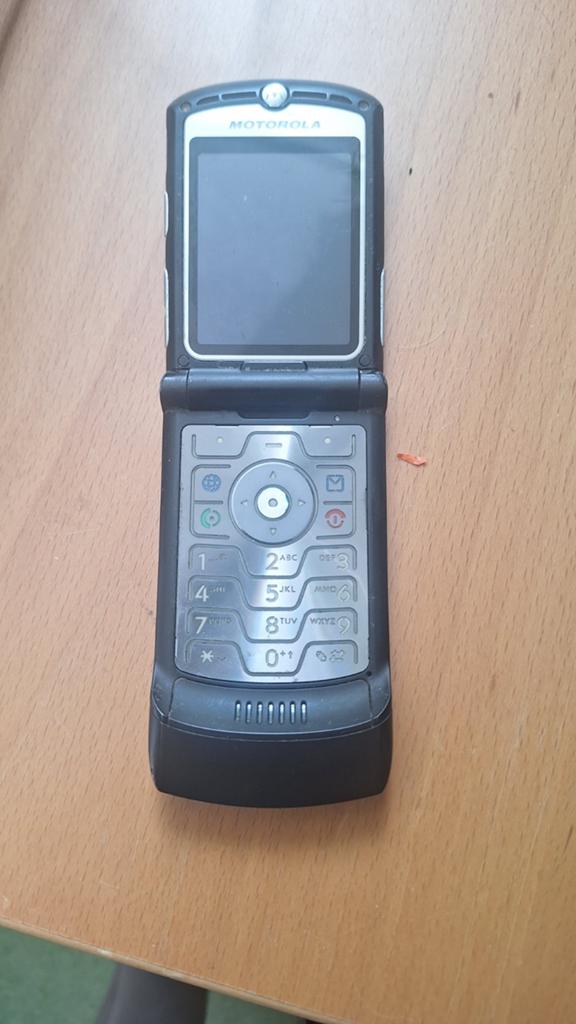 Motorola razr v3 met lader, Ophalen of Verzenden, Gebruikt, Zwart, Inklapmodel