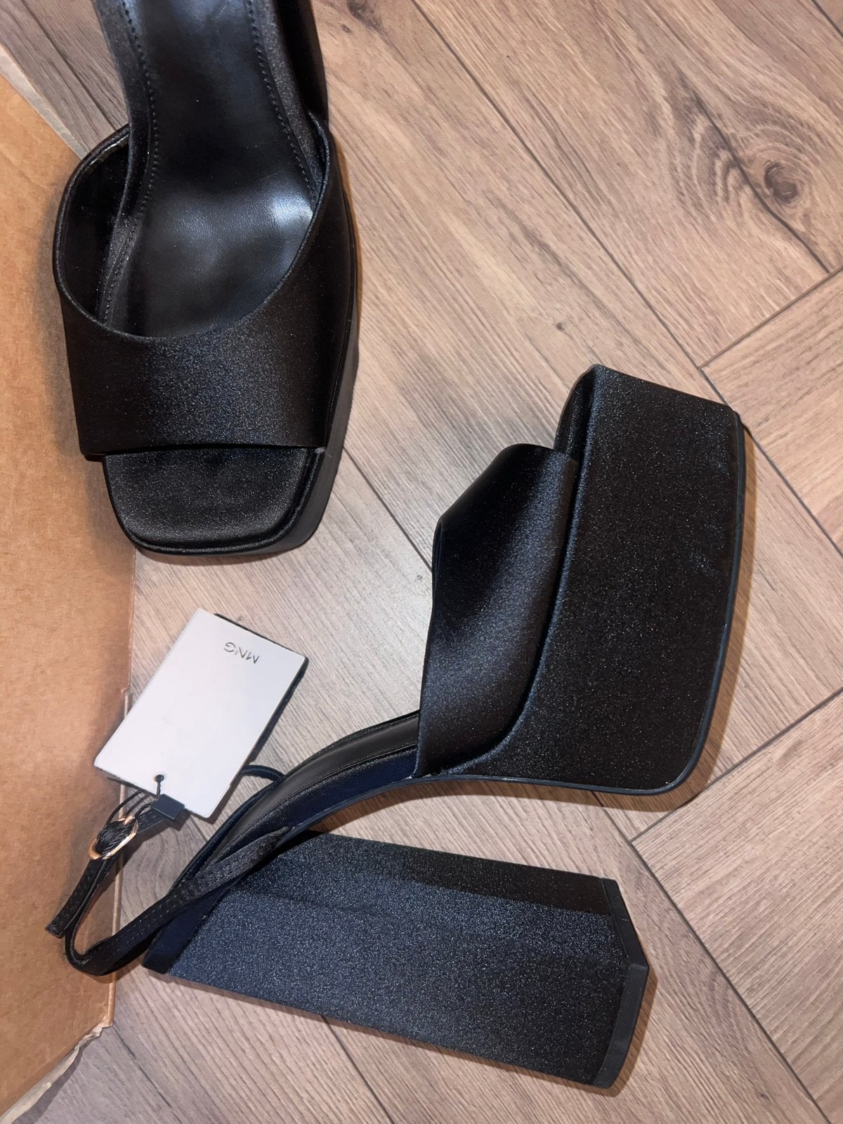 MNG Zwarte Satijnen Plateauhakken - Nieuw met label, Kleding | Dames, Zwart, Nieuw, Ophalen of Verzenden, Schoenen met hoge hakken