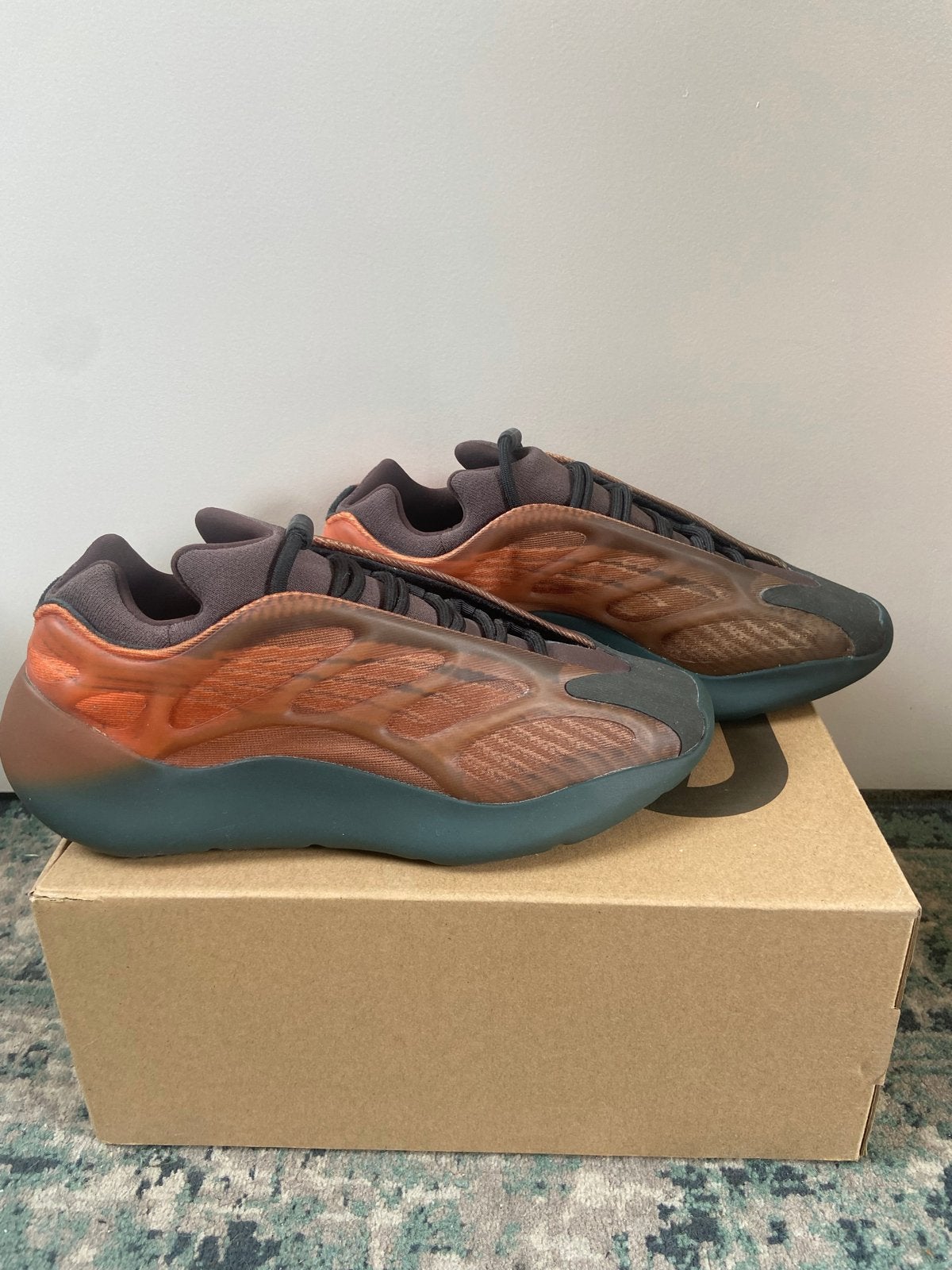 Adidas Yeezy 700 V3 Copper Fade sneakers 42 2/3, Ophalen of Verzenden, Nieuw, Overige kleuren, Sneakers of Gympen