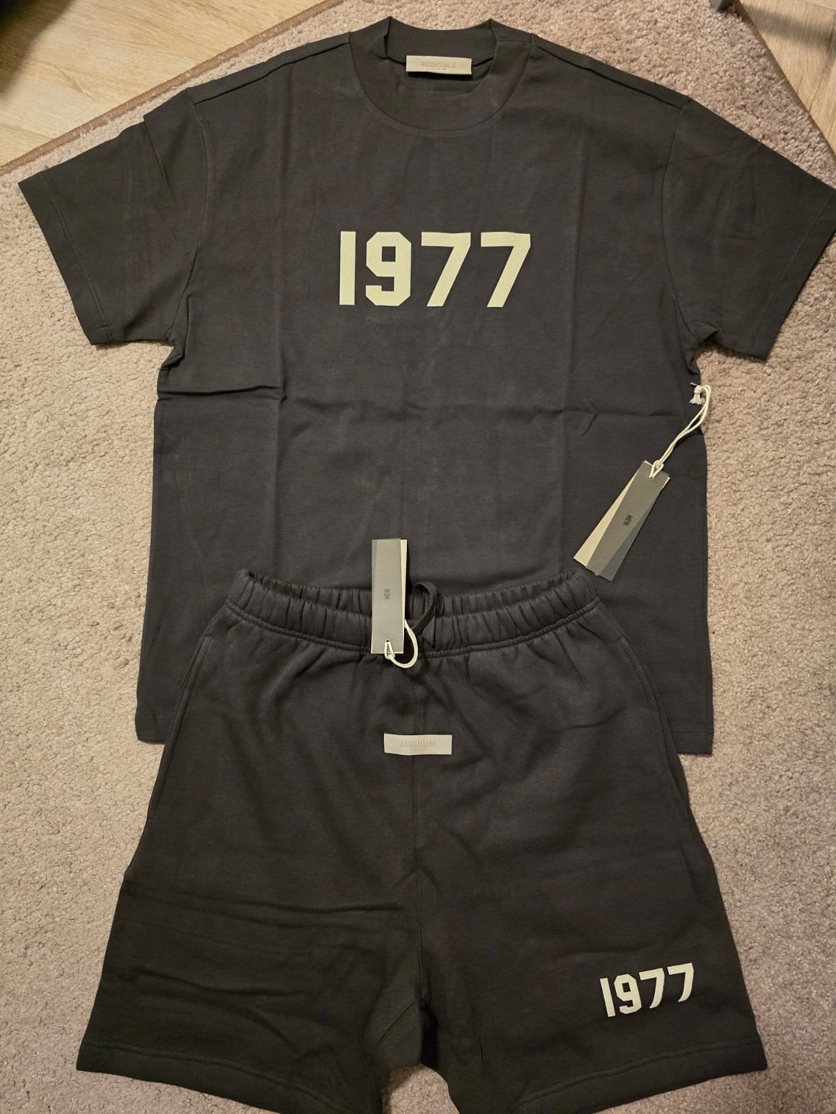 Essentials Zomersetjes 1977 alle maten S Tm xxl, Kleding | Heren, T-shirts, Ophalen of Verzenden, Nieuw, Overige maten, Zwart