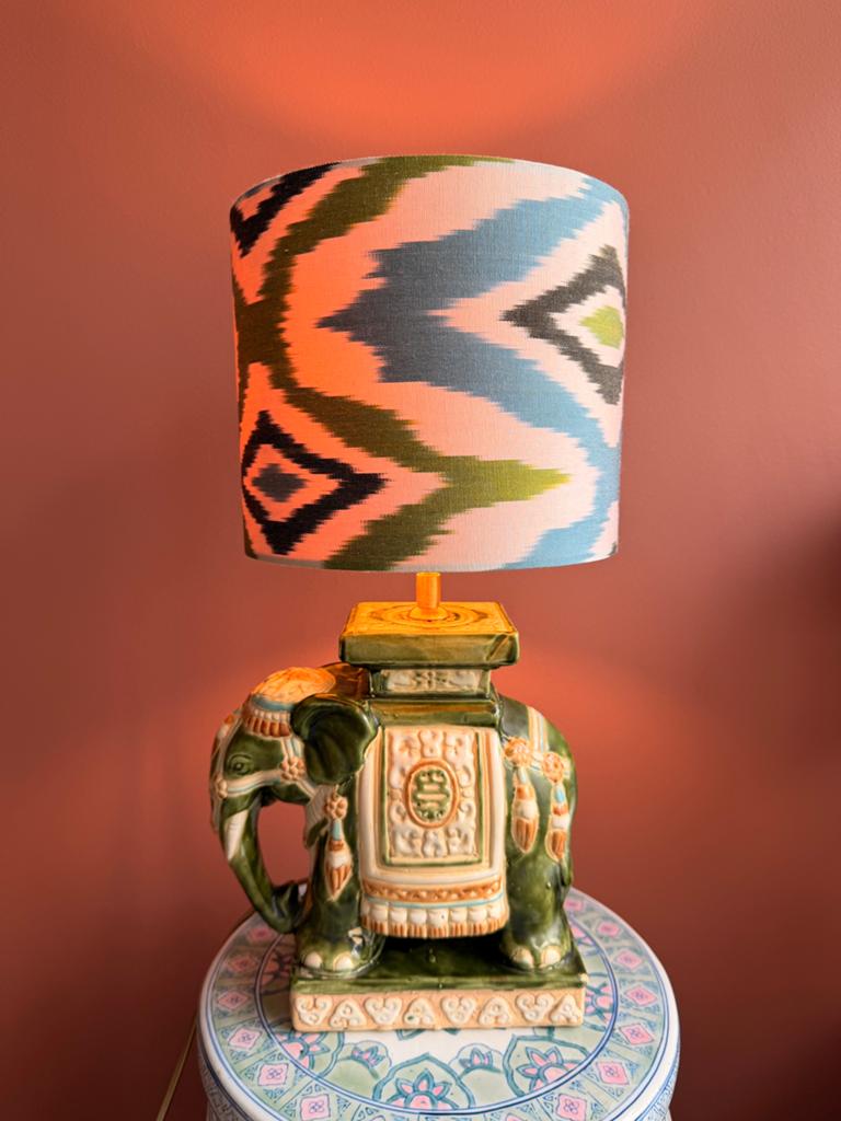 Groene Chinese olifant-lamp met zijden ikat lampenkap dia 20, Huis en Inrichting, Ophalen of Verzenden, Nieuw, Stof, Minder dan 50 cm