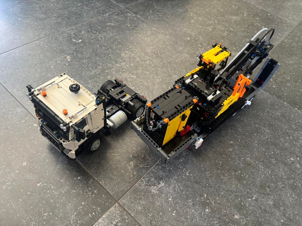 LEGO Technic 42175 Volvo truck met graafmachine, Ophalen of Verzenden, Zo goed als nieuw