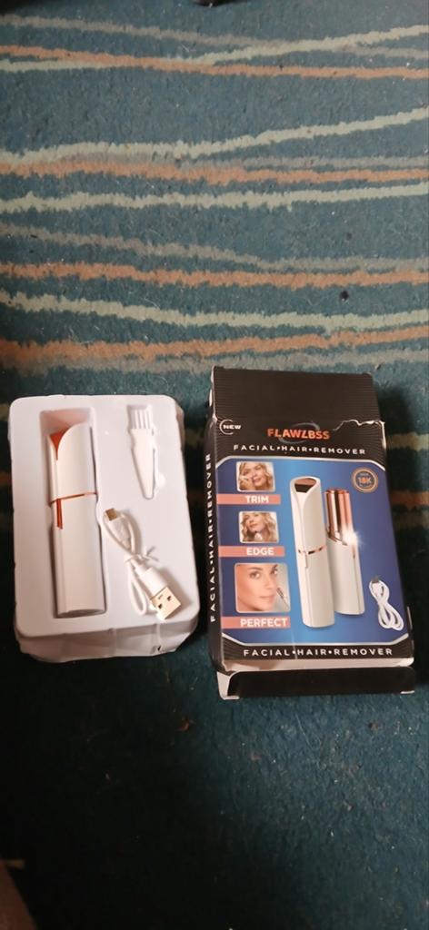 Flawlbss Facial Hair Remover - Nieuw in doos, Ophalen of Verzenden, Nieuw, Scheren en Epileren