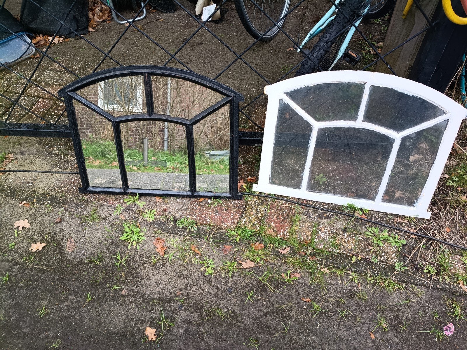 Twee oude gietijzeren stalramen met gebogen bovenkant, Gevelraam of Ruit, Gebruikt, Minder dan 80 cm, Minder dan 80 cm