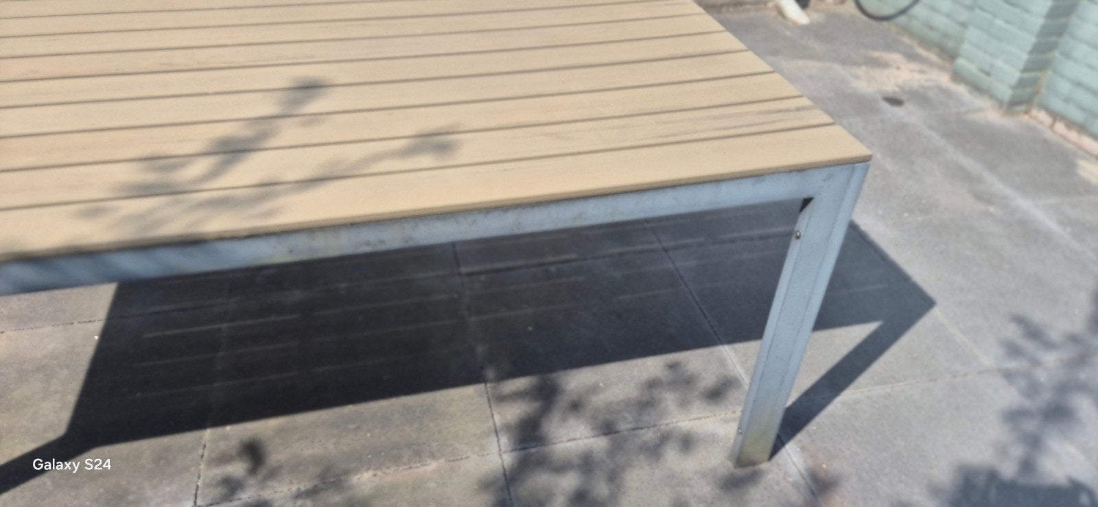 Moderne tuintafel met houten blad en metalen onderstel, Tuin en Terras, Tuintafels, Ophalen of Verzenden, Gebruikt, Rechthoekig