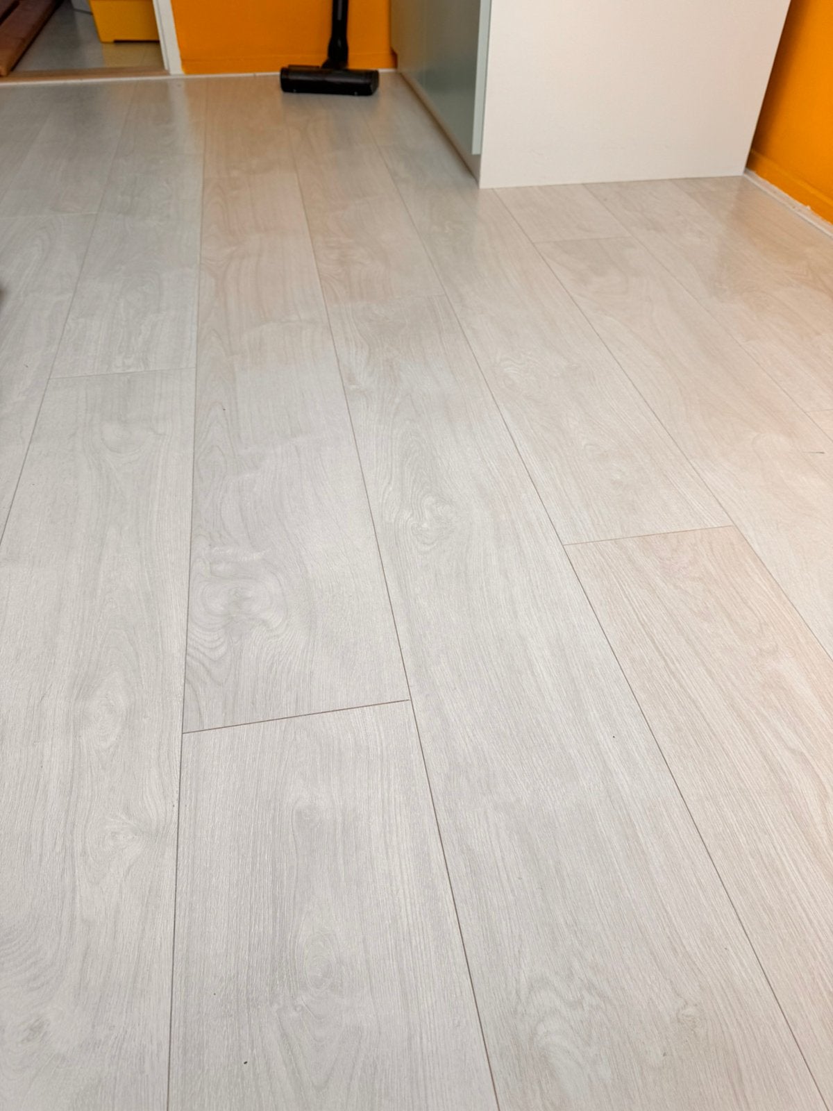 Wit met heel licht grijze tint laminaat, Ophalen, Wit, Zo goed als nieuw, 25 tot 50 m²