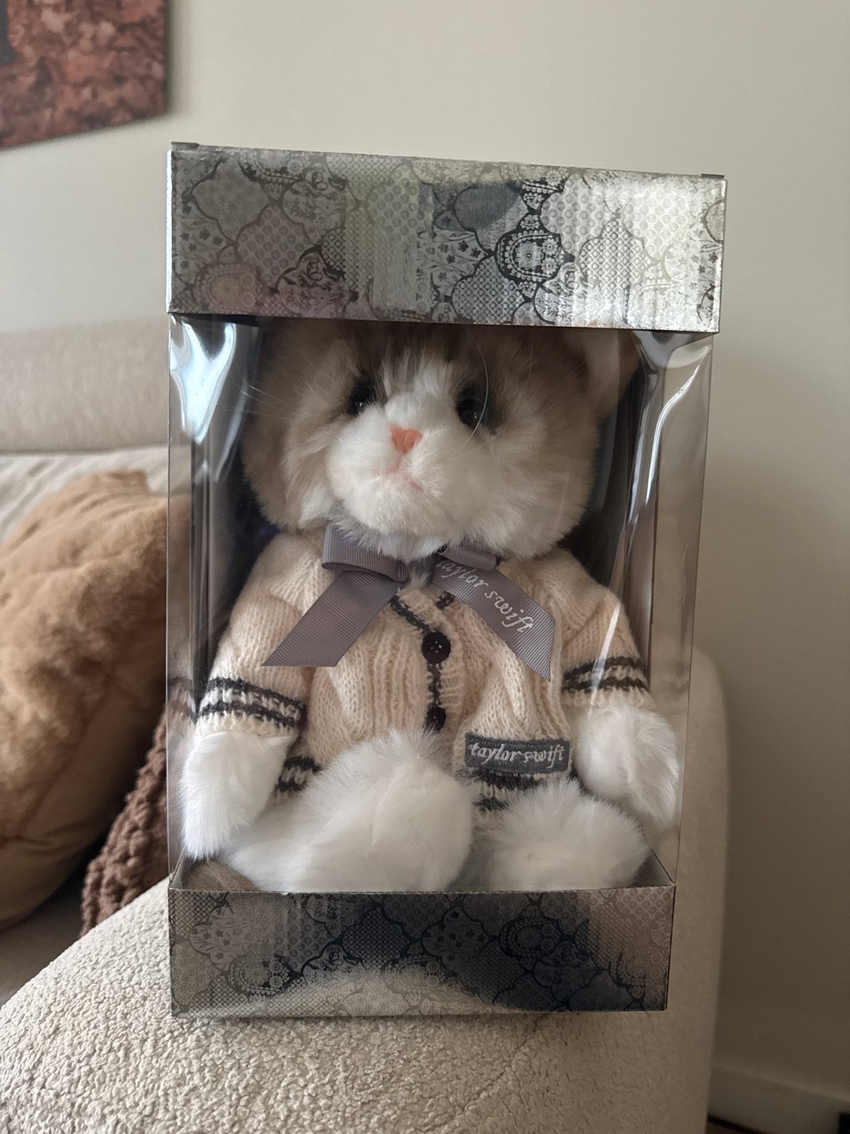 Taylor Swift Folklore kat knuffel in doos, Verzenden, Nieuw, Pop, Beeldje of Miniatuur