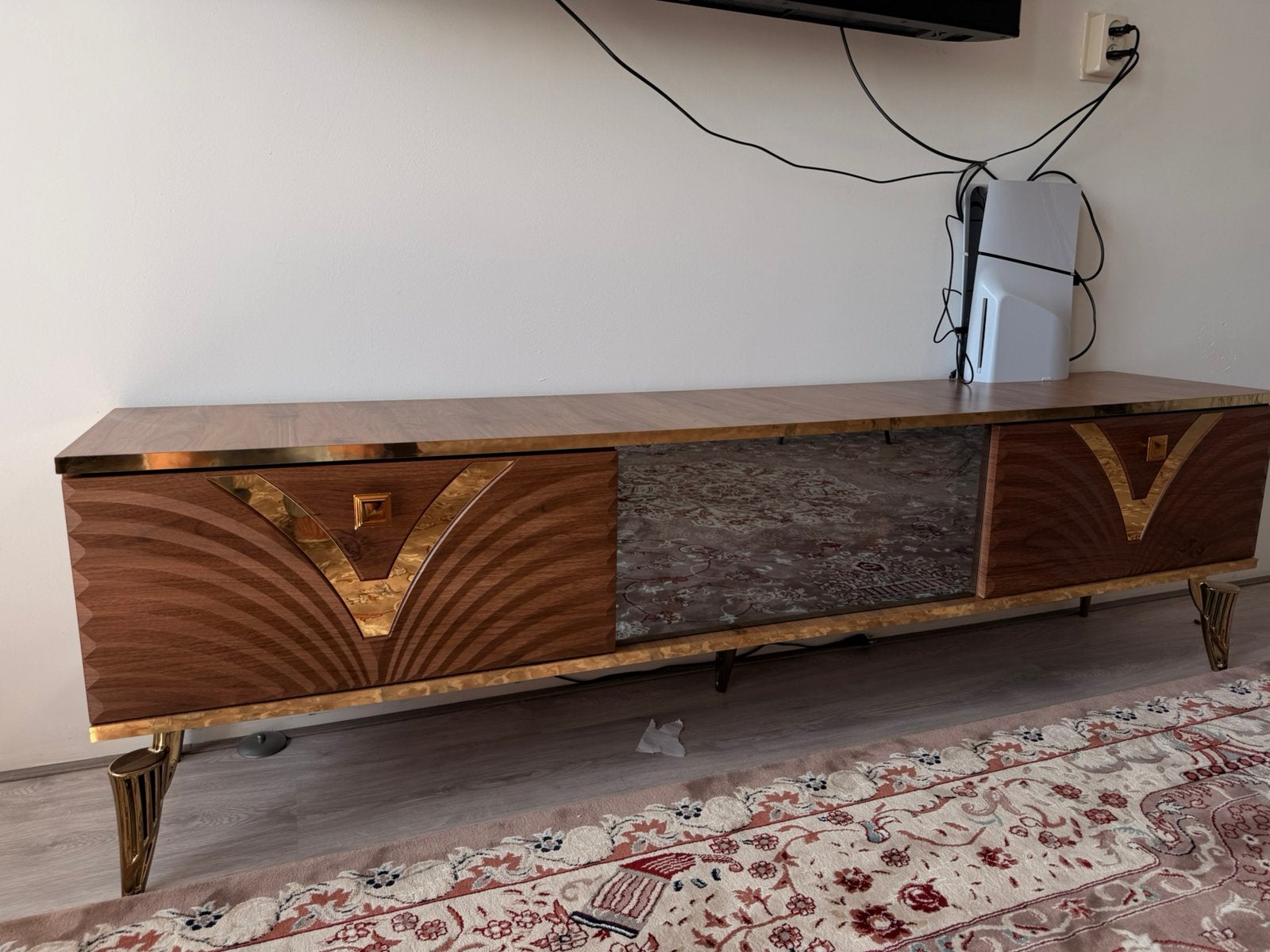 Stijlvolle TV-tafel met gouden accenten, Huis en Inrichting, Kasten | Televisiemeubels, Ophalen, Gebruikt, 150 tot 200 cm, Minder dan 100 cm