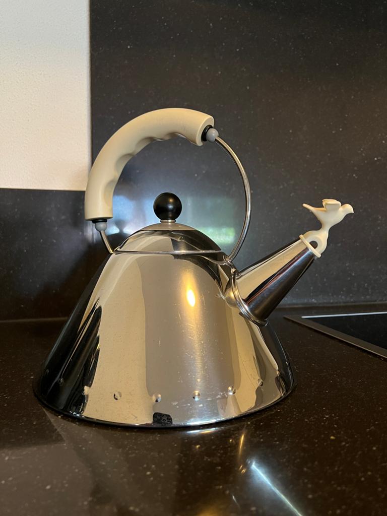 Alessi fluitketel waterkoker 9093 Michael Graves creme, Huis en Inrichting, Keuken | Keukenbenodigdheden, Theepot/fluitketel, Ophalen