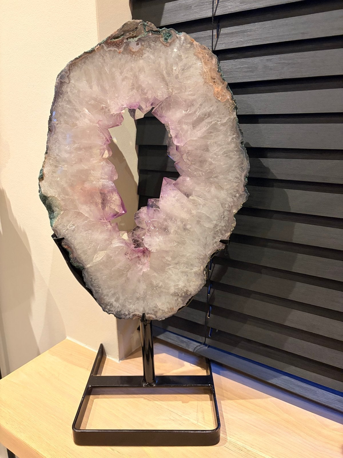 Grote Amethist Geode op Standaard - 36 cm steen, 46 cm totaa, Ophalen, Mineraal