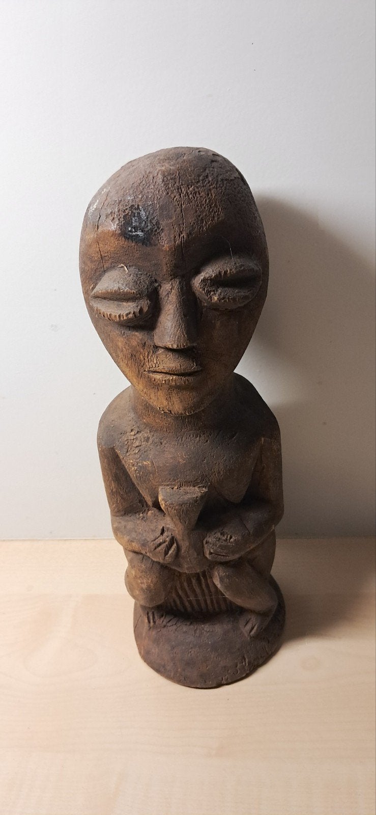 Vintage houten beeldje van zittende figuur, Antiek en Kunst, Hout, Afrika, Ophalen of Verzenden, Beeld