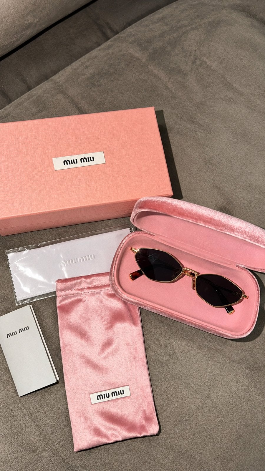 MIU MIU ZONNEBRIL | 56S | PALE GOLD | SPLINTERNIEUW, Ophalen of Verzenden, Nieuw, Zonnebril, Overige merken