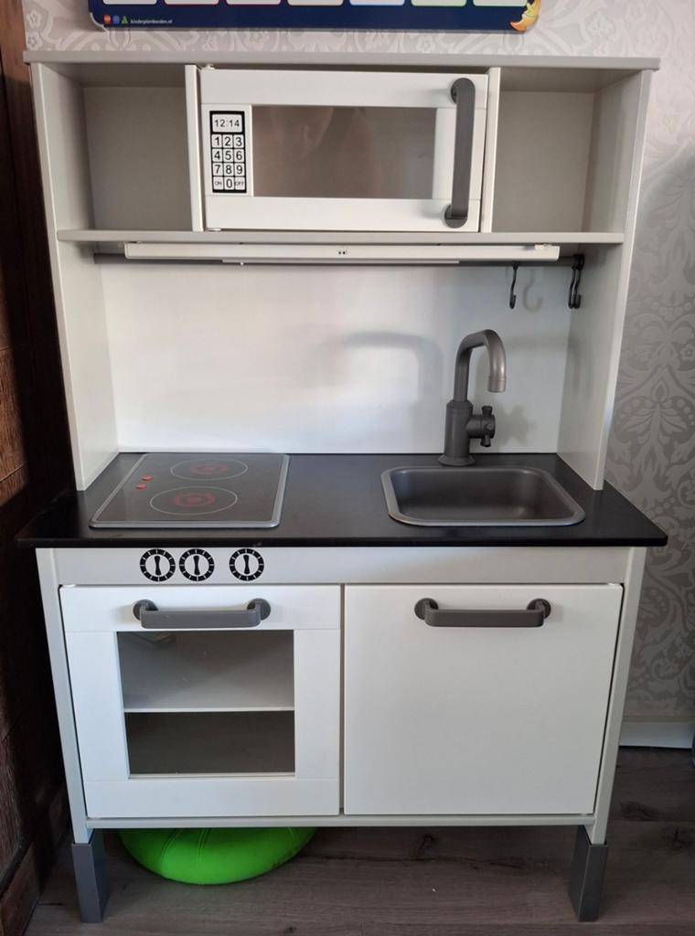 Ikea DUKTIG Keukentje met accessoires en magneetbord, Ophalen, Gebruikt, Hout, Speelkeuken