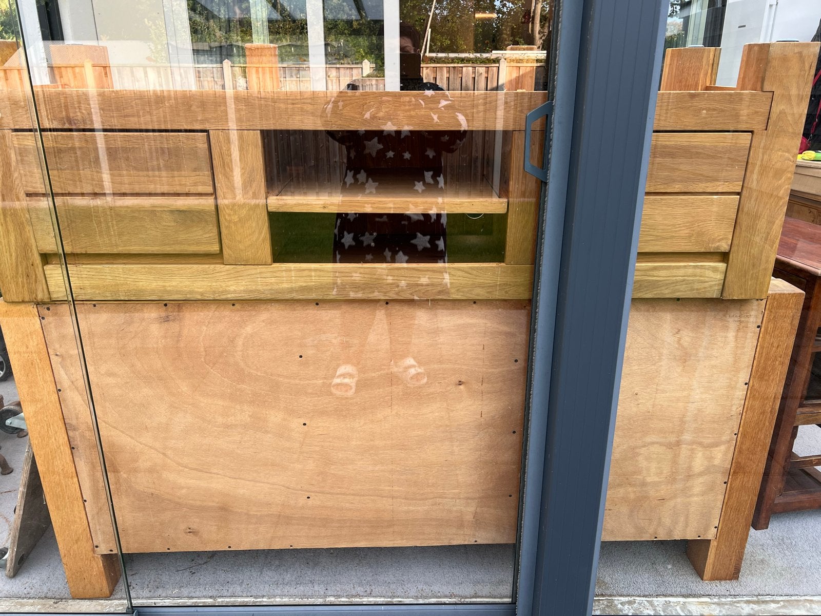 Houten kast voor onder tv-tafel met 2   Krukken, Ophalen, Gebruikt