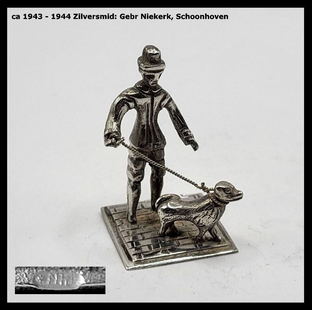 Zilveren miniatuur Man met hond Niekerk 1943-1944, Ophalen of Verzenden, Zilver