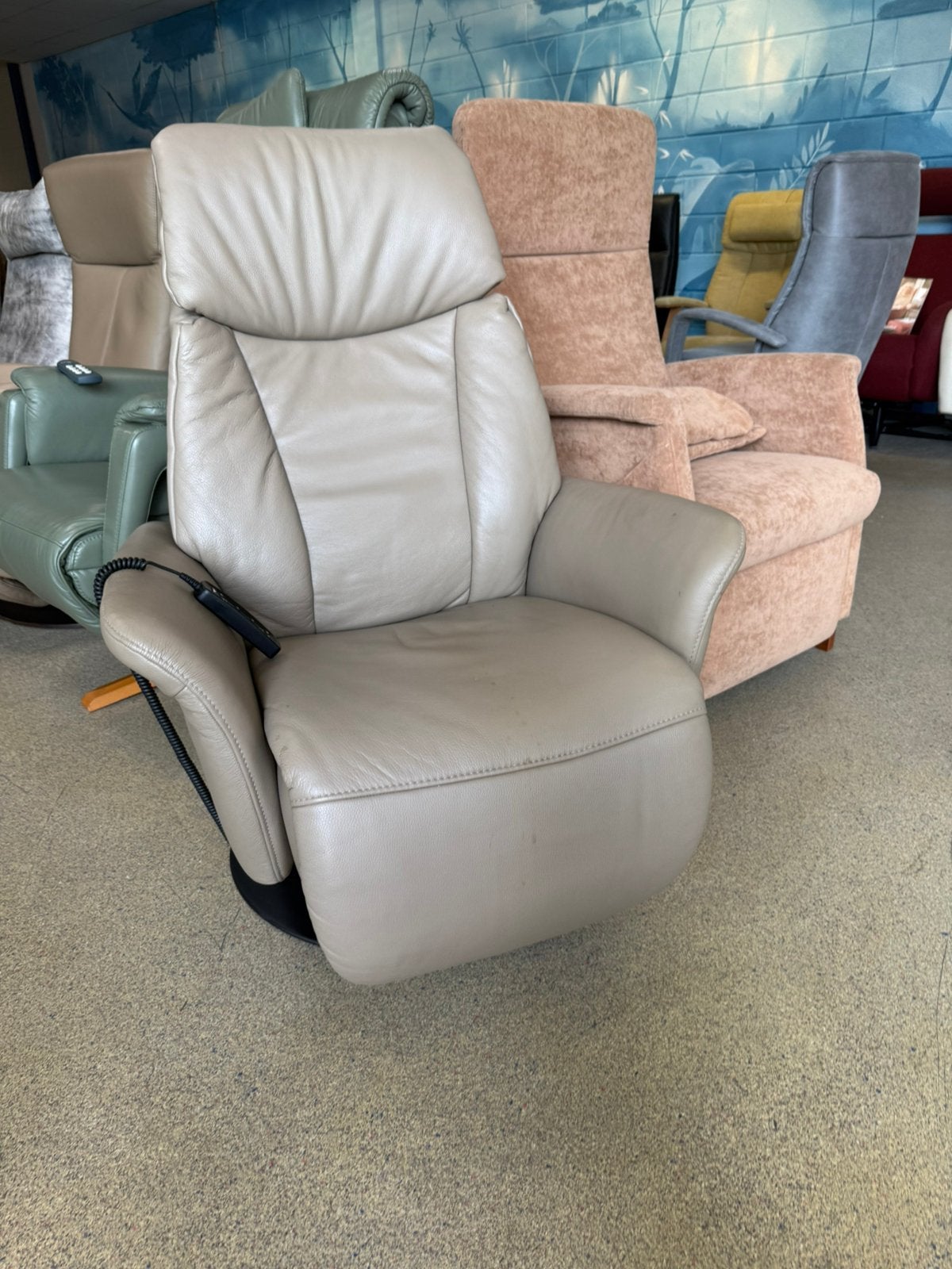 Meubelzorg Santes sta op stoel relax fauteuil + bon + accu, Gratis bezorgd regio Utrecht, Minder dan 75 cm, Leer, Ophalen of Verzenden