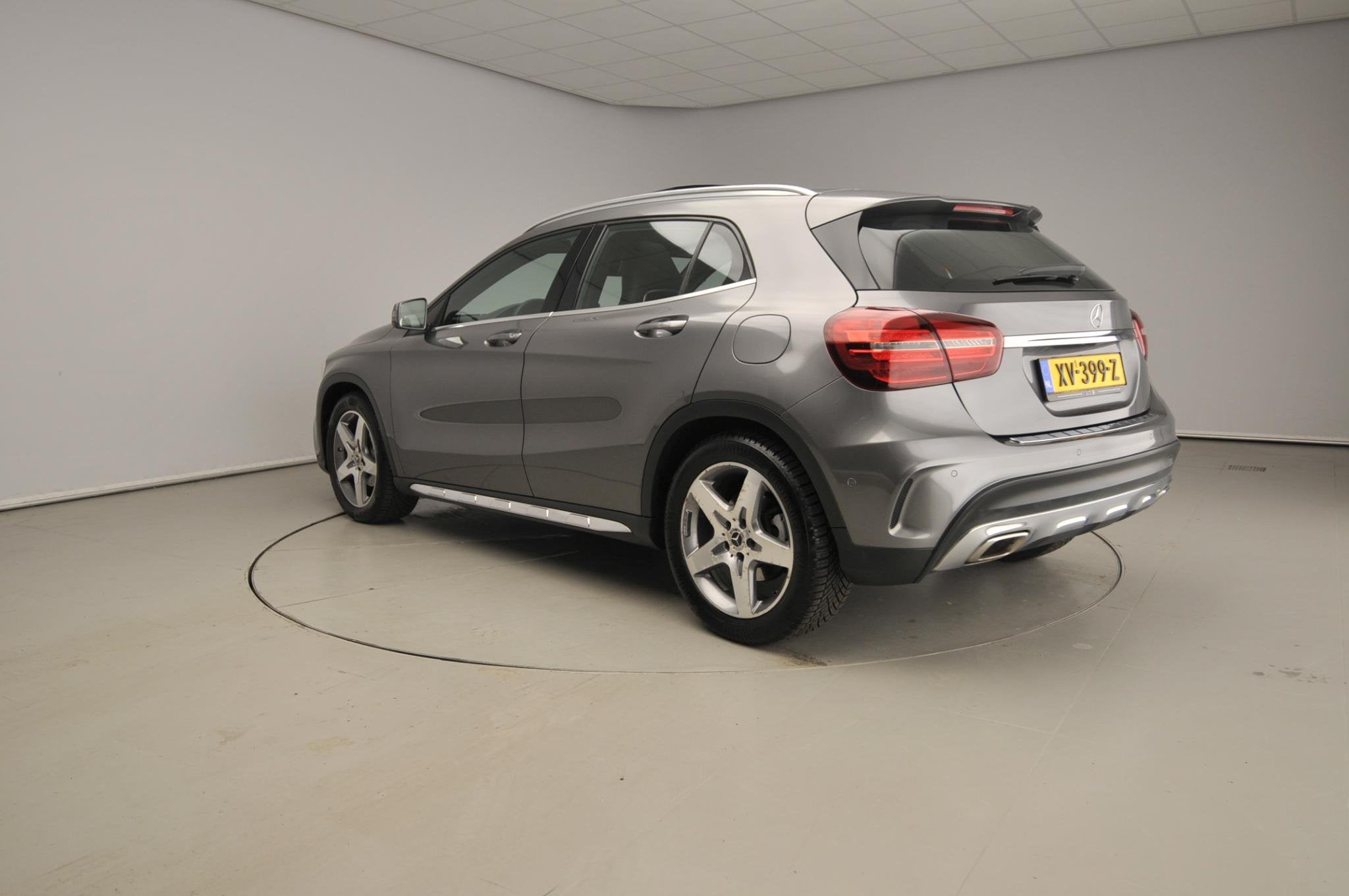 Mercedes-Benz GLA-klasse 180 Business Solution AMG | Panoram, Gebruikt, 4 cilinders, 715 kg, Leder en Stof