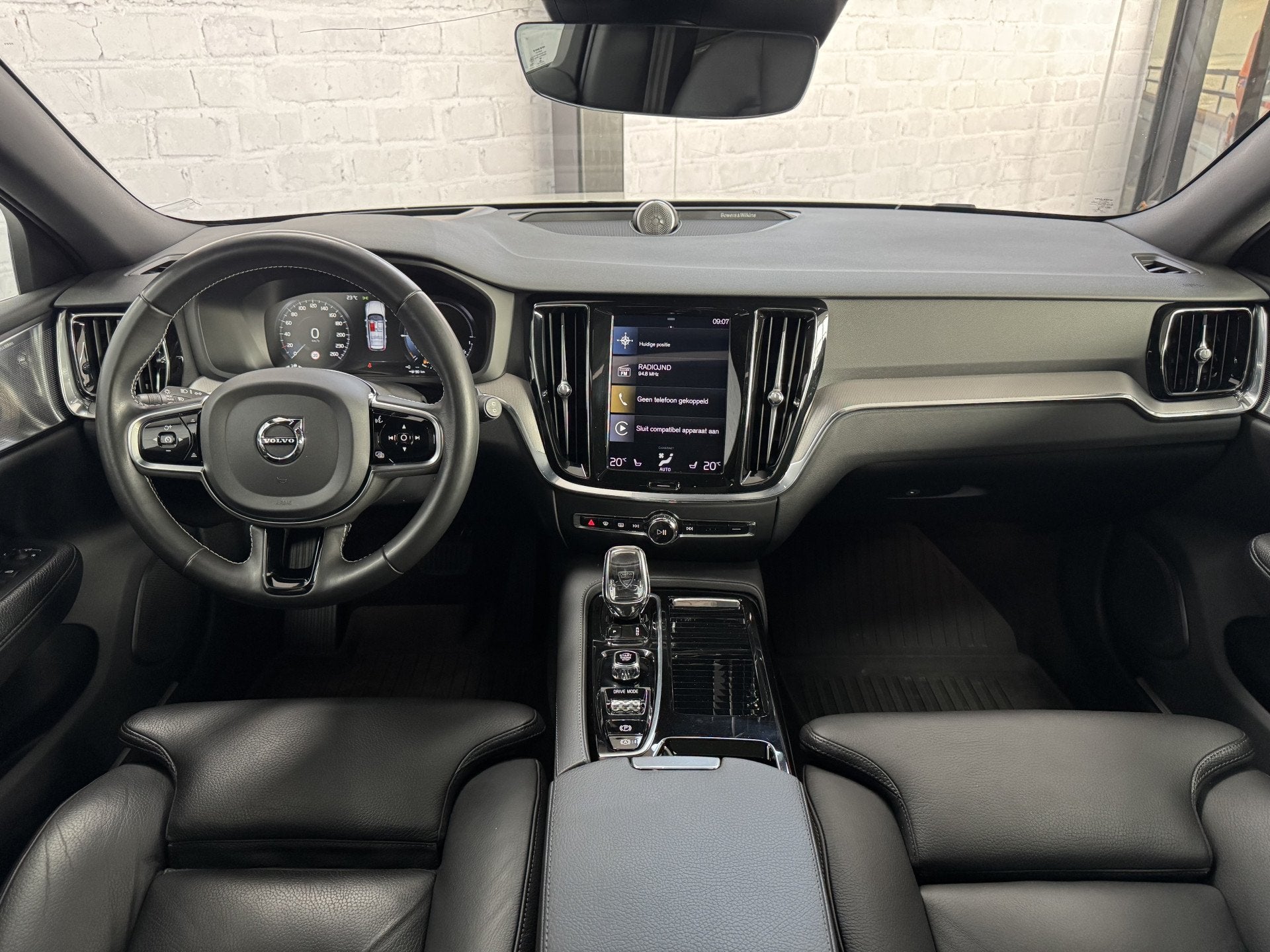 Volvo V60 2.0 T8 Twin Engine AWD Inscription B&W HUD Pano Tr, Automaat, Gebruikt, 4 cilinders, Wit