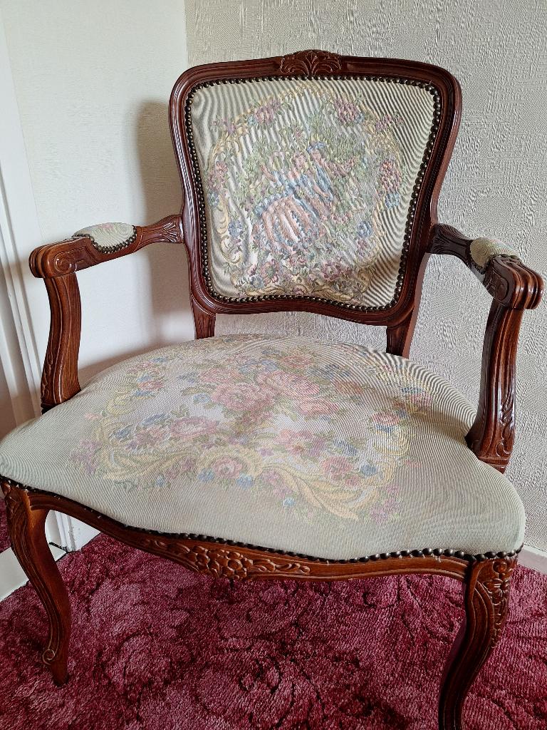 Louis XV stijl fauteuil met geborduurd bloemmotief, Antiek en Kunst, Antiek | Meubels | Stoelen en Banken, Ophalen