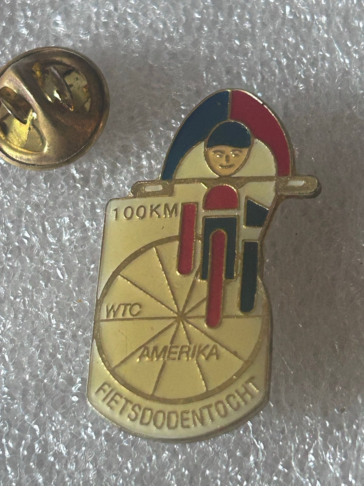 Vintage WTC Amerika Fietsdodentocht 100KM pin, Ophalen of Verzenden, Gebruikt, Overige onderwerpen, Speldje of Pin