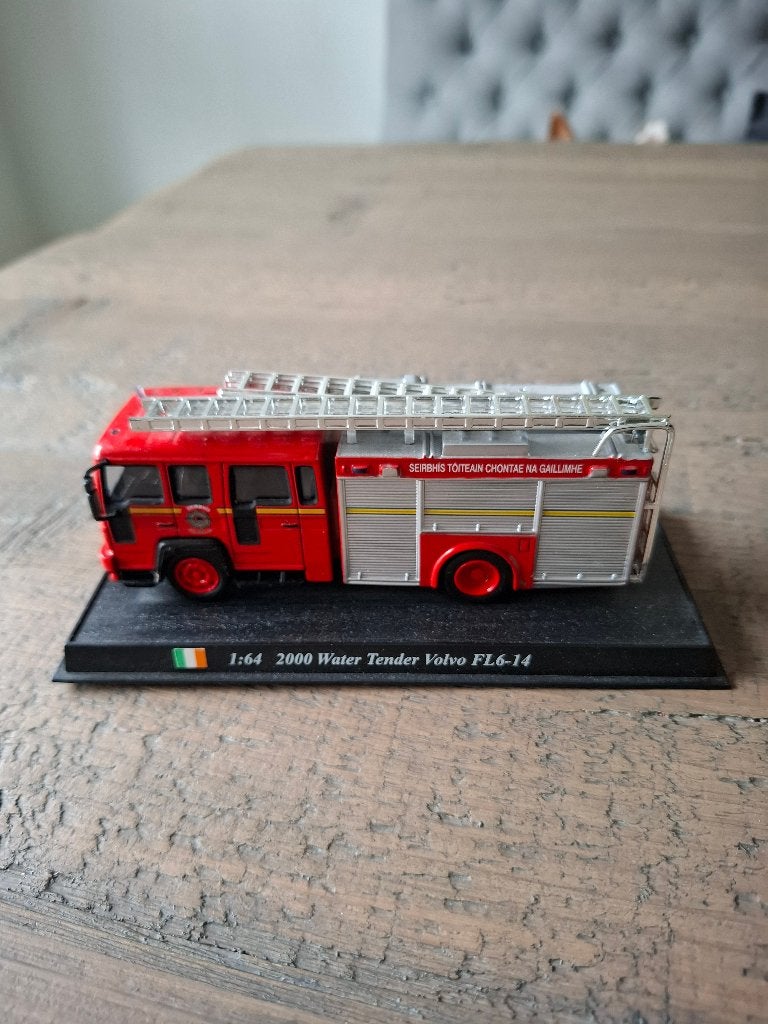 Volvo FL6-14 miniatuur brandweerwagen 2000 - schaal 1:64, Overige merken, Groter dan 1:32, Ophalen of Verzenden, Zo goed als nieuw