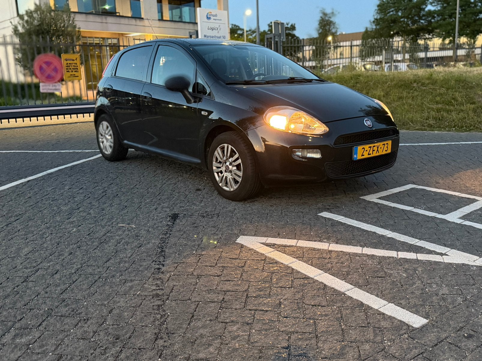 Fiat Punto 1.2 5DR 2013 Zwart, Voorwielaandrijving, 1005 kg, 40 €/maand, 1242 cc