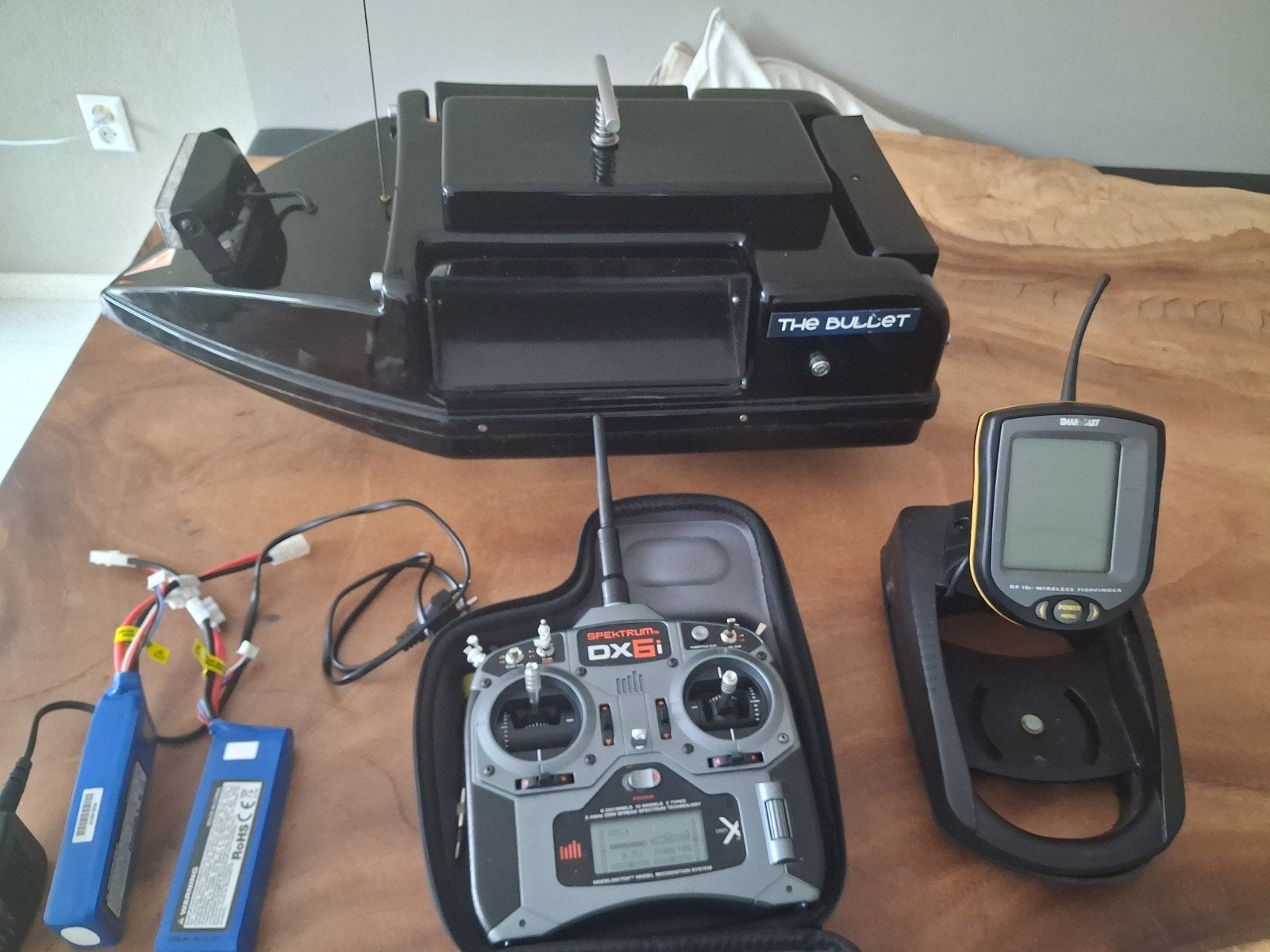 Voerboot van Boboot the bullet + RF15 dieptemeter, Watersport en Boten, Ophalen, Gebruikt, Complete set