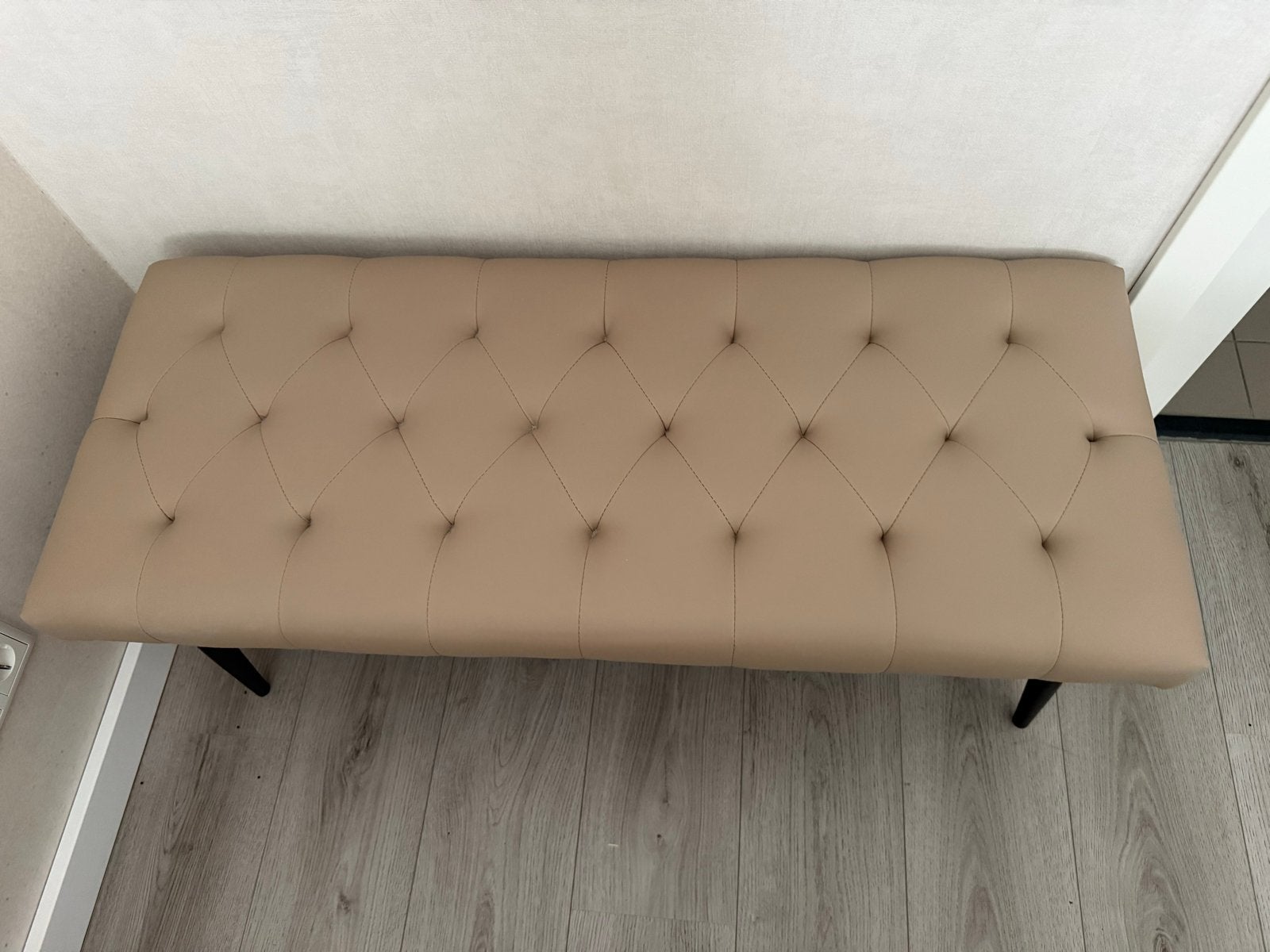 Stijlvolle beige (hal) bankje met knoopdetails, Ophalen, Minder dan 75 cm, 150 tot 200 cm, Tweepersoons