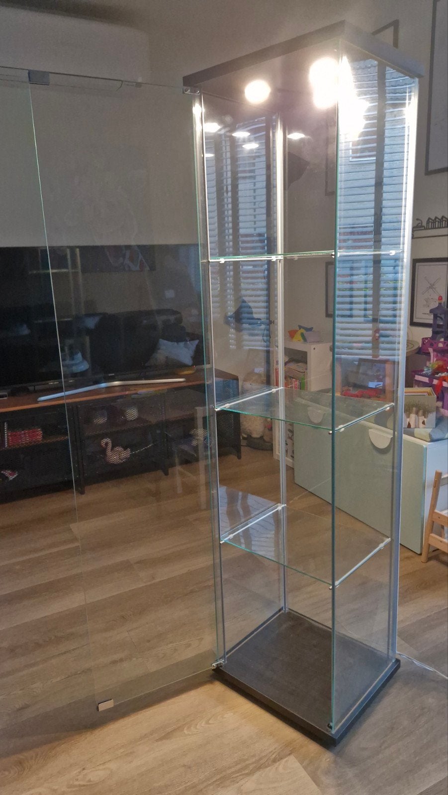 Glazen vitrinekastje met dimbare verlichting, Ophalen, Minder dan 50 cm, Met deur(en), Modern