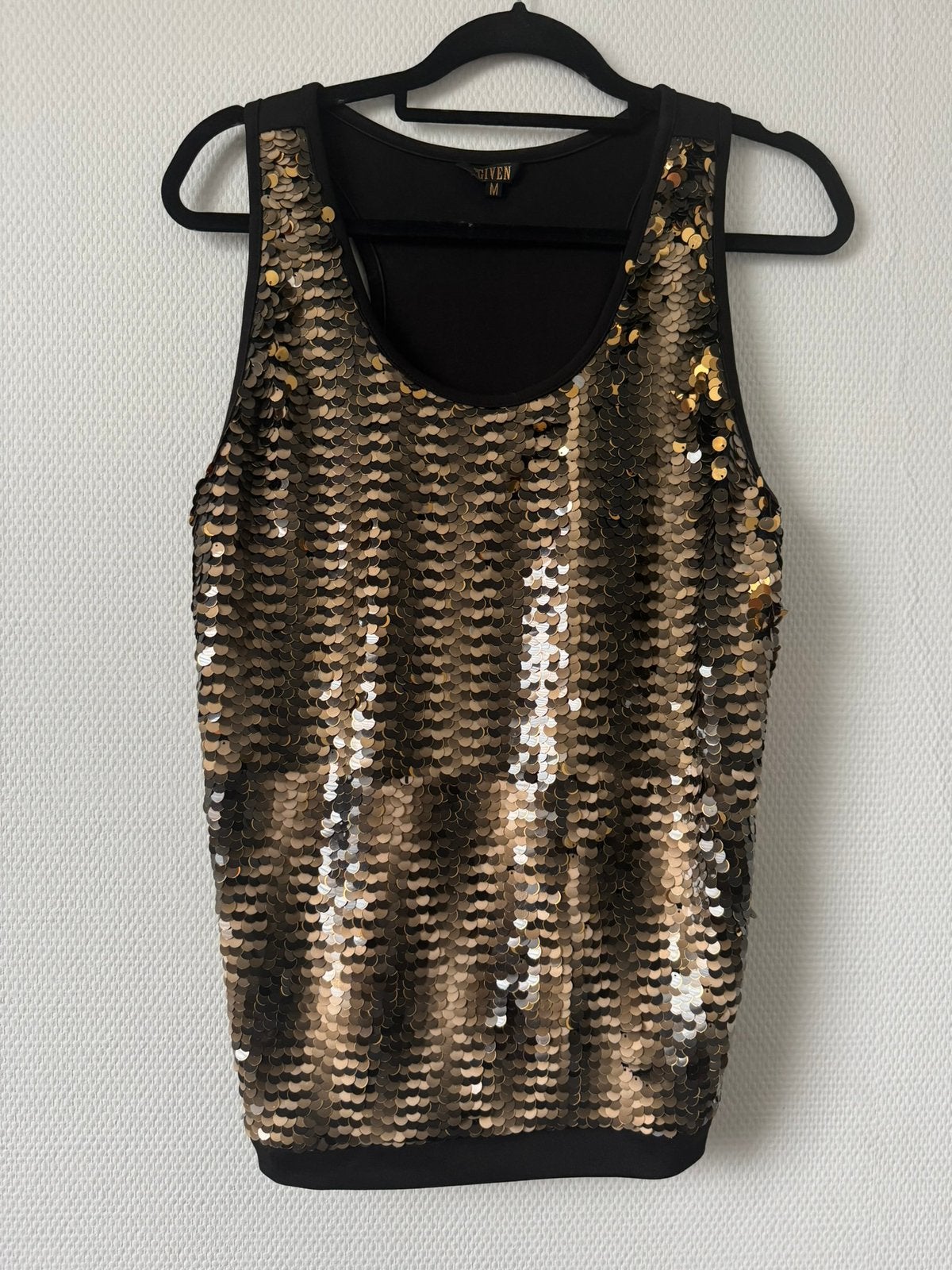 Given pailletten top M, Kleding | Dames, Tops, Maat 38/40 (M), Verzenden, Zo goed als nieuw, Zonder mouw