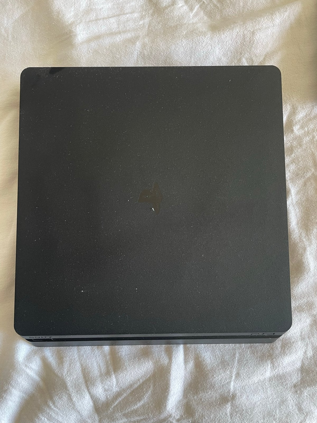 Foto 7 van PlayStation 4 Slim met controller en 2 games