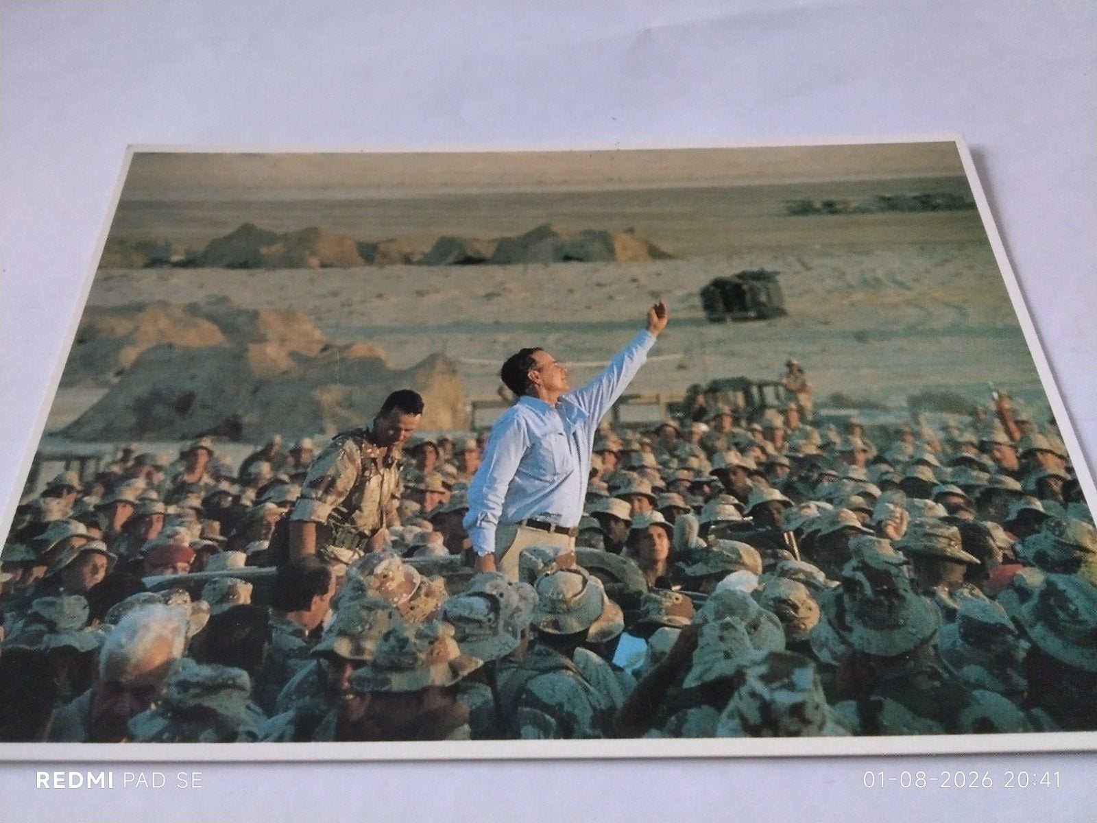 Foto ansicht George Bush jr bij troepen in Saoedi-Arabië1991, Ophalen of Verzenden, 1980 tot heden