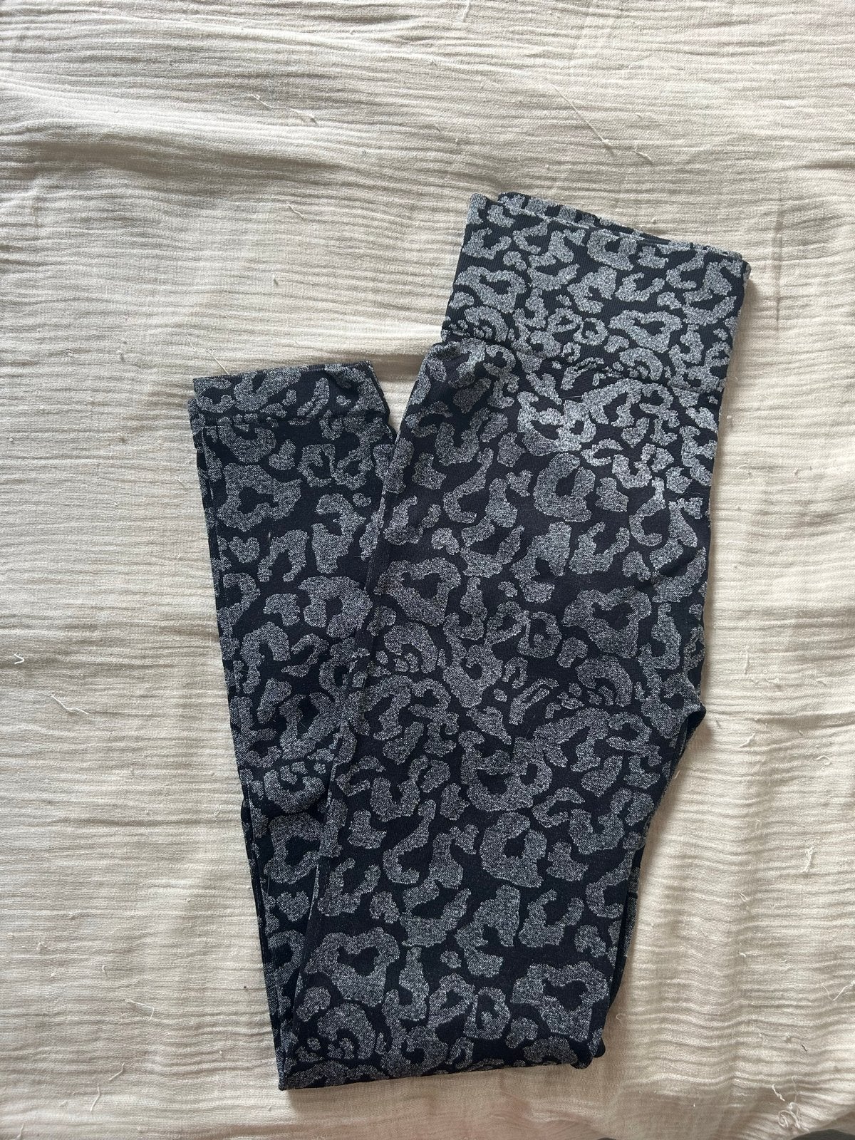 Zwarte legging met grijs luipaardprint - Maat M, Legging, Maat 40/42 (M), Ophalen of Verzenden, Grijs