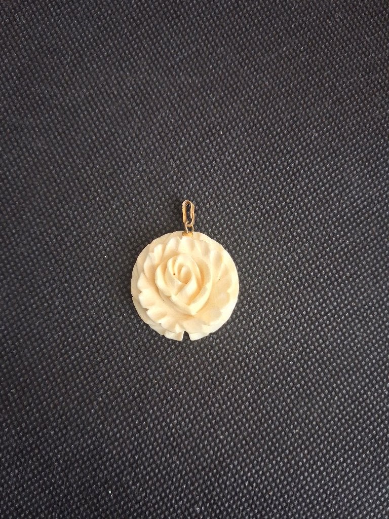 Antieke ivoren roos hanger met gouden oog, Overige materialen, Beige, Ophalen of Verzenden, Zo goed als nieuw