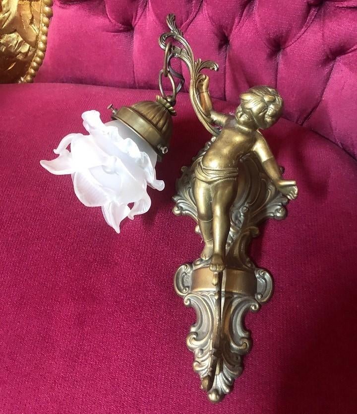 Antiek wandlamp engel beeld brons - lampenkapje glazen bloem