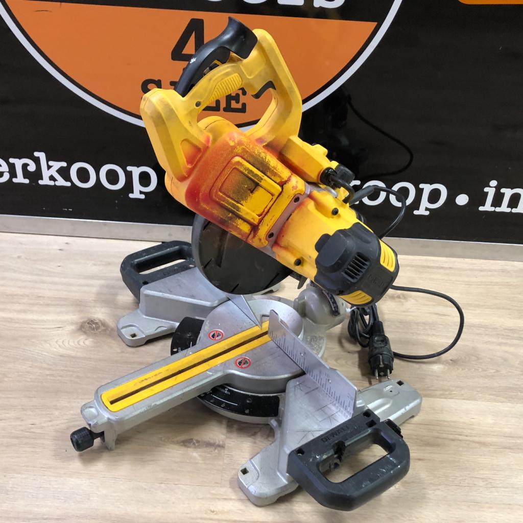 DeWalt DWS774-QS Afkortzaag | Gebruikt, Dewalt, Zo goed als nieuw, Support@dewalt.com, 701 E. Joppa Road
Towson, MD 21286
USA
